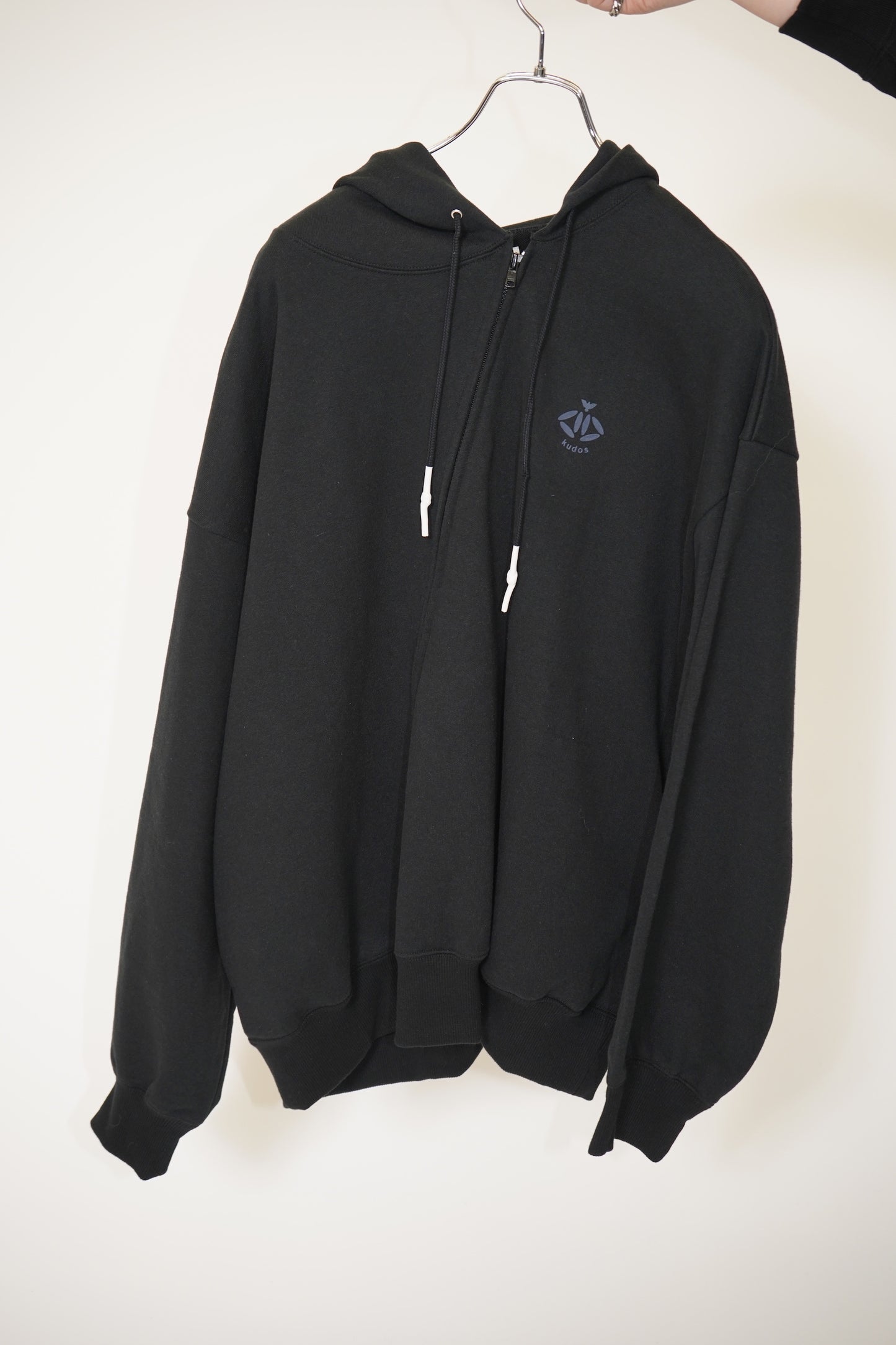 DIAGONAL ZIP UP HOODIE / BLACK