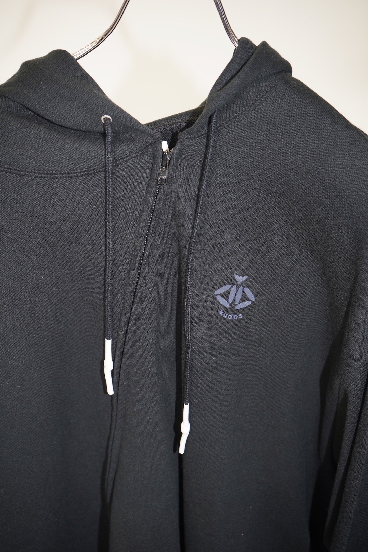 DIAGONAL ZIP UP HOODIE / BLACK