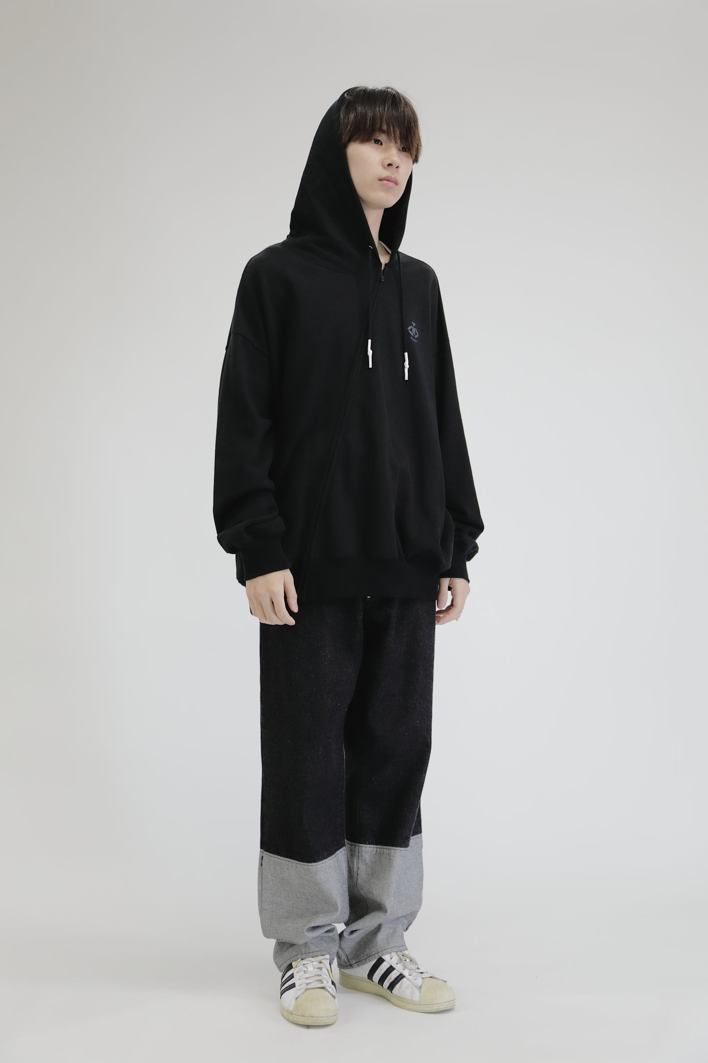 DIAGONAL ZIP UP HOODIE / BLACK