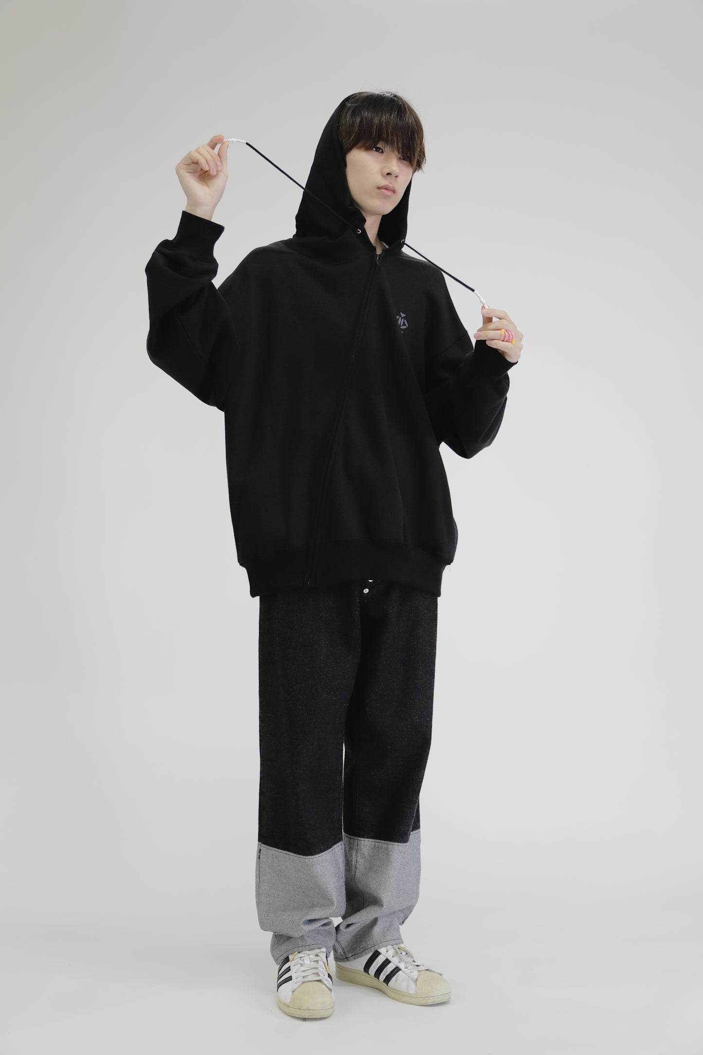 DIAGONAL ZIP UP HOODIE / BLACK